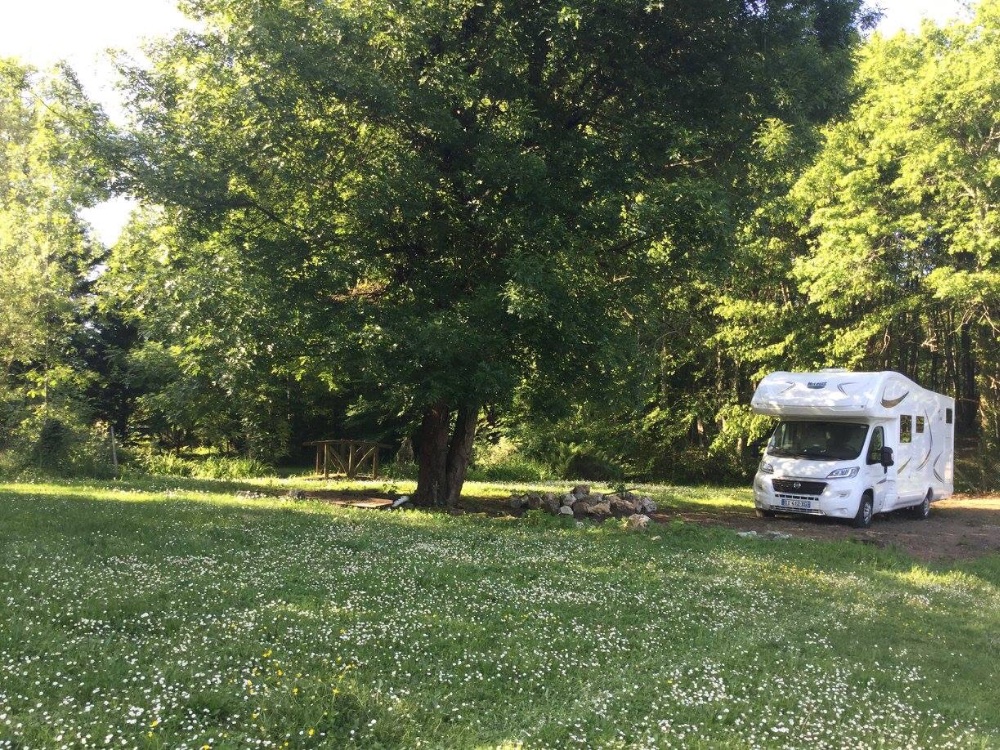 Aire camping-car à Saint-Léon-sur-l'Isle (24110) - Photo 1